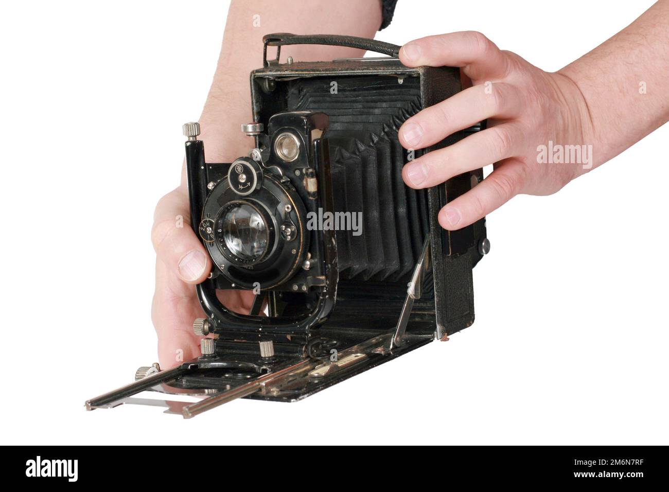 Ancien ancien appareil photo noir vintage le 19th siècle isolé sur fond blanc avec chemin de coupe. Russie. Banque D'Images