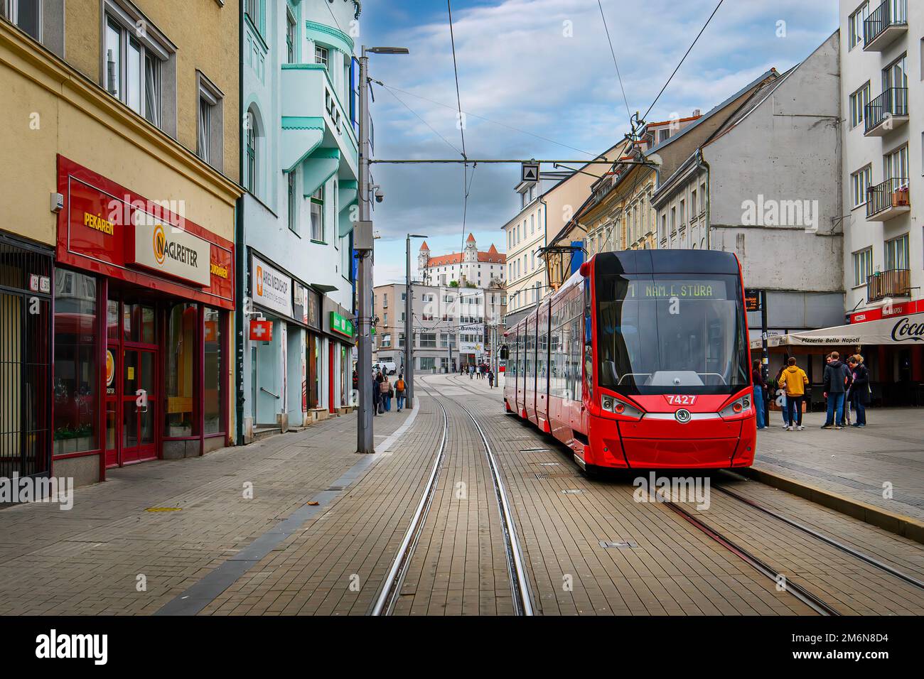 Bratislava, Slovaquie. Tramway rouge moderne en face du château de Bratislava Banque D'Images