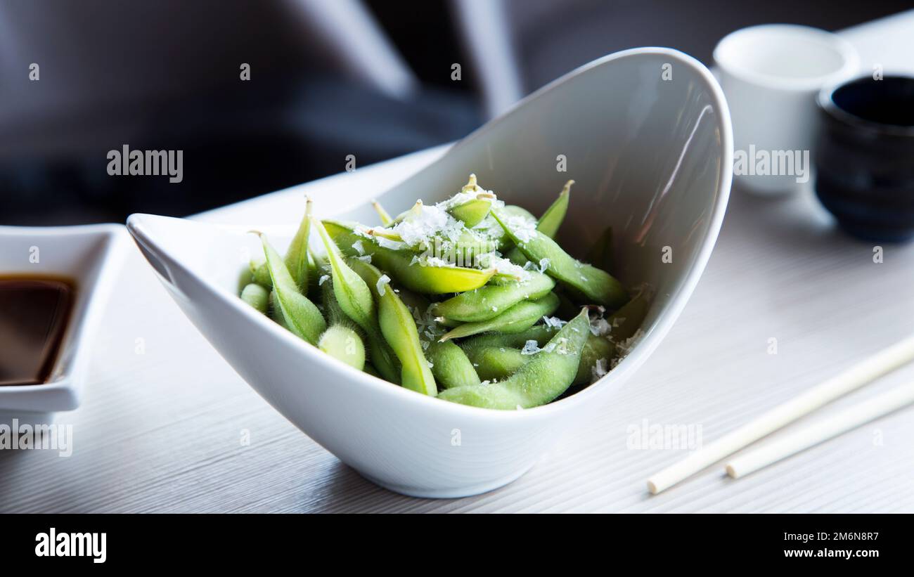 L'edamame est une préparation de soja immature dans la gousse, trouvée dans les cuisines avec des origines en Asie de l'est. Les gousses sont bouillies ou cuites à la vapeur et peuvent être utilisées Banque D'Images