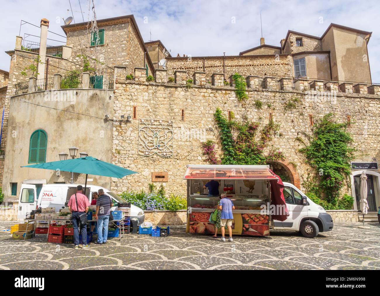 Le petit marché de la place principale de Falvaterra, Italie . Banque D'Images