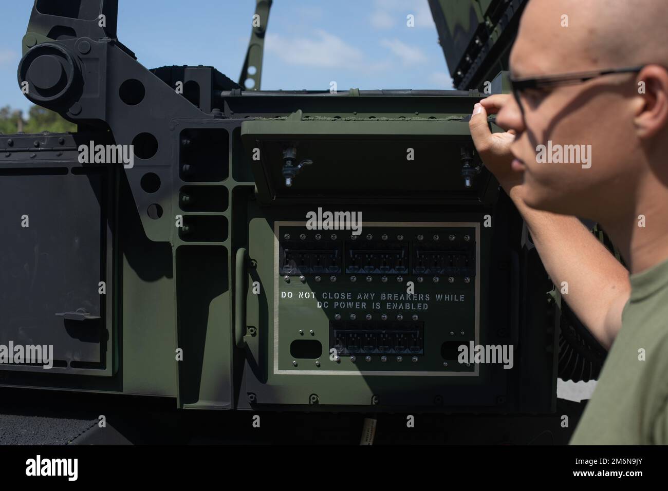 Le Sgt Jonathan Johannes, technicien radar d'aviation de l'escadron de contrôle aérien maritime 24 (MACS-24), 4th Escadre d'aéronefs marins de la Réserve des Forces maritimes et originaire de Virginia Beach, donne des cours pendant l'entraînement de nouveaux équipements (NET) pour le radar orienté tâche terrestre/aérien (G/ATOR) AN/TPS-80 à la base navale de Neck, en Virginie, barrage 2 mai 2022. L'AN/TPS-80 remplace cinq radars à mission unique du corps des Marines par un système multimission, rapprochant ainsi la Réserve du corps des Marines des objectifs fixés par la Force Design 2030. Banque D'Images