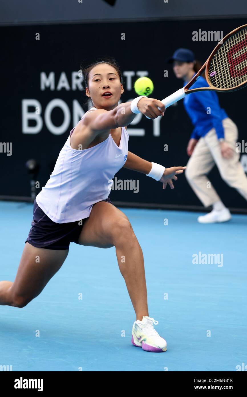 Adélaïde, Australie, 5 janvier 2023. Qinwen Zheng, de Chine, a fait un revers lors du match international de tennis d'Adélaïde entre Victoria Azarenka, de Biélorussie, et Qinwen Zheng, de Chine, à Memorial Drive sur 05 janvier 2023, à Adélaïde, en Australie. Crédit : Peter Mundy/Speed Media/Alay Live News Banque D'Images