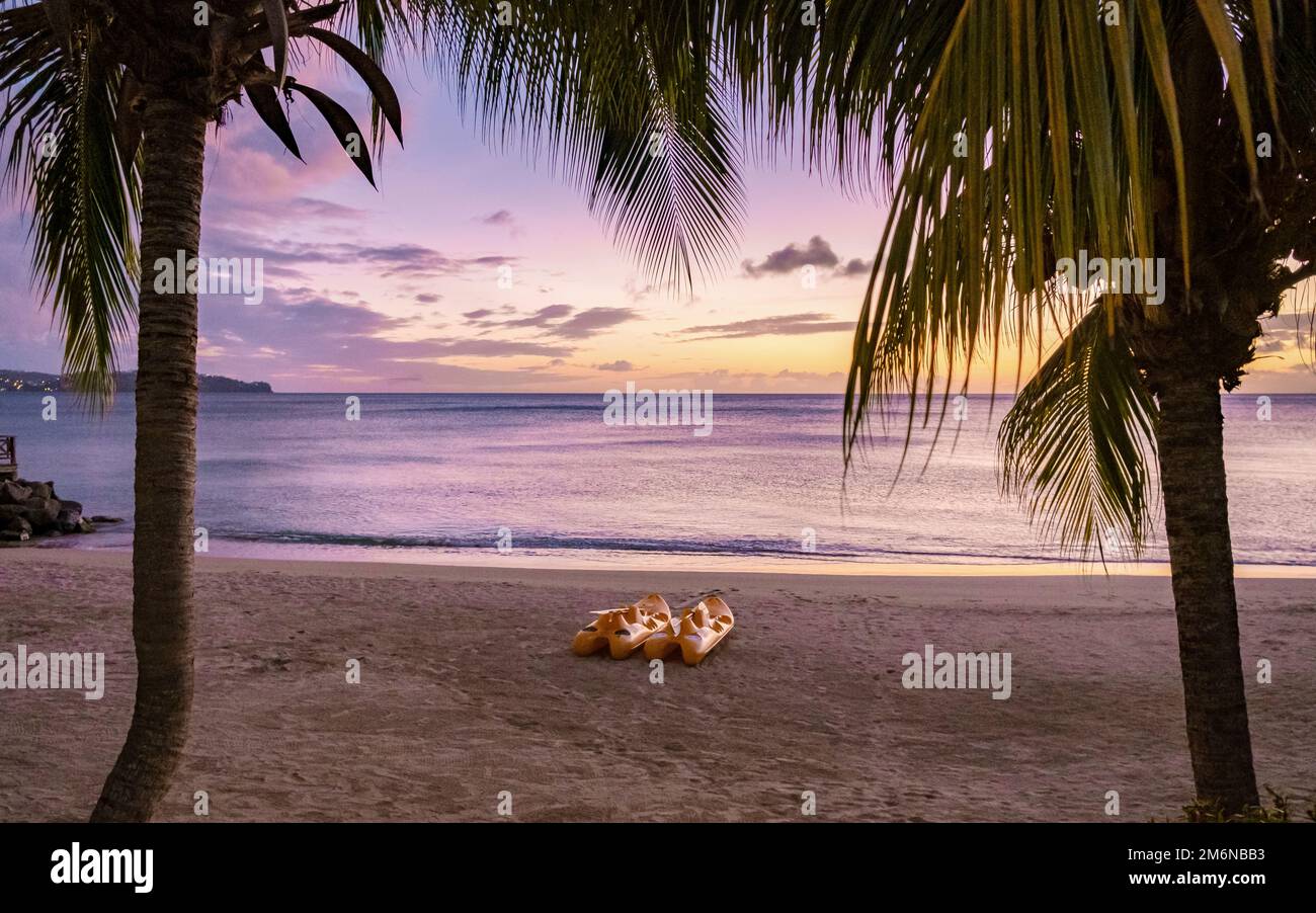 Faites du kayak au coucher du soleil sur la plage de Sainte-Lucie Caraïbes, au coucher du soleil de Sainte-Lucie Banque D'Images