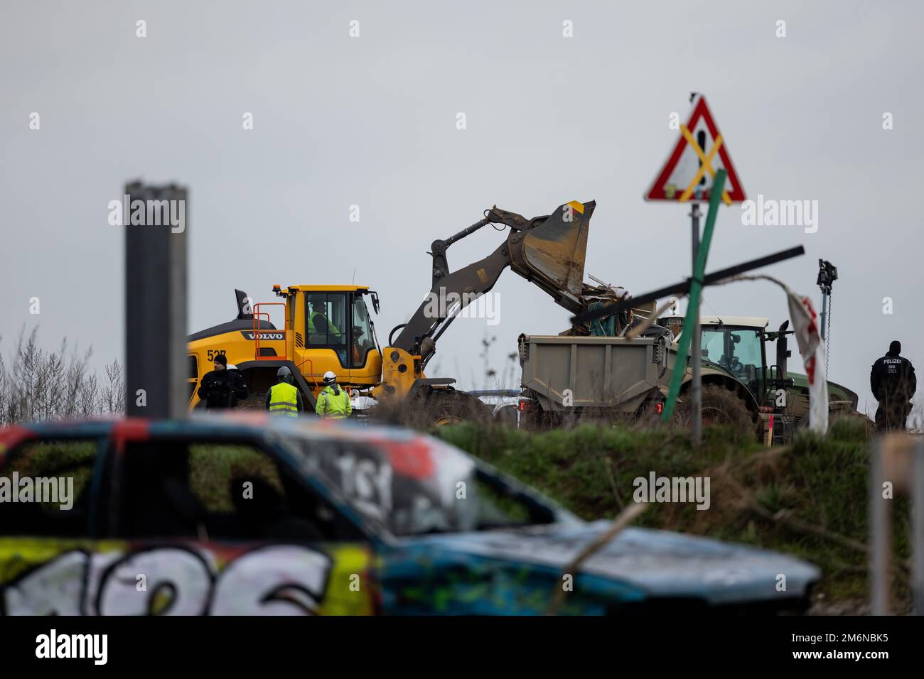 Lützerath, Allemagne. 05 janvier 2023, Rhénanie-du-Nord-Westphalie, Lützerath: Des policiers s'assurent des travaux de RWE sur le bord de démolition de la mine de lignite opencast Garzweiler II. Selon la police, ils ont une fois de plus dégagé une barricade dans le village occupé de Lützerath. Cela a été fait pour des raisons de sécurité. Photo: Rolf Vennenbernd/dpa crédit: dpa Picture Alliance/Alay Live News Banque D'Images