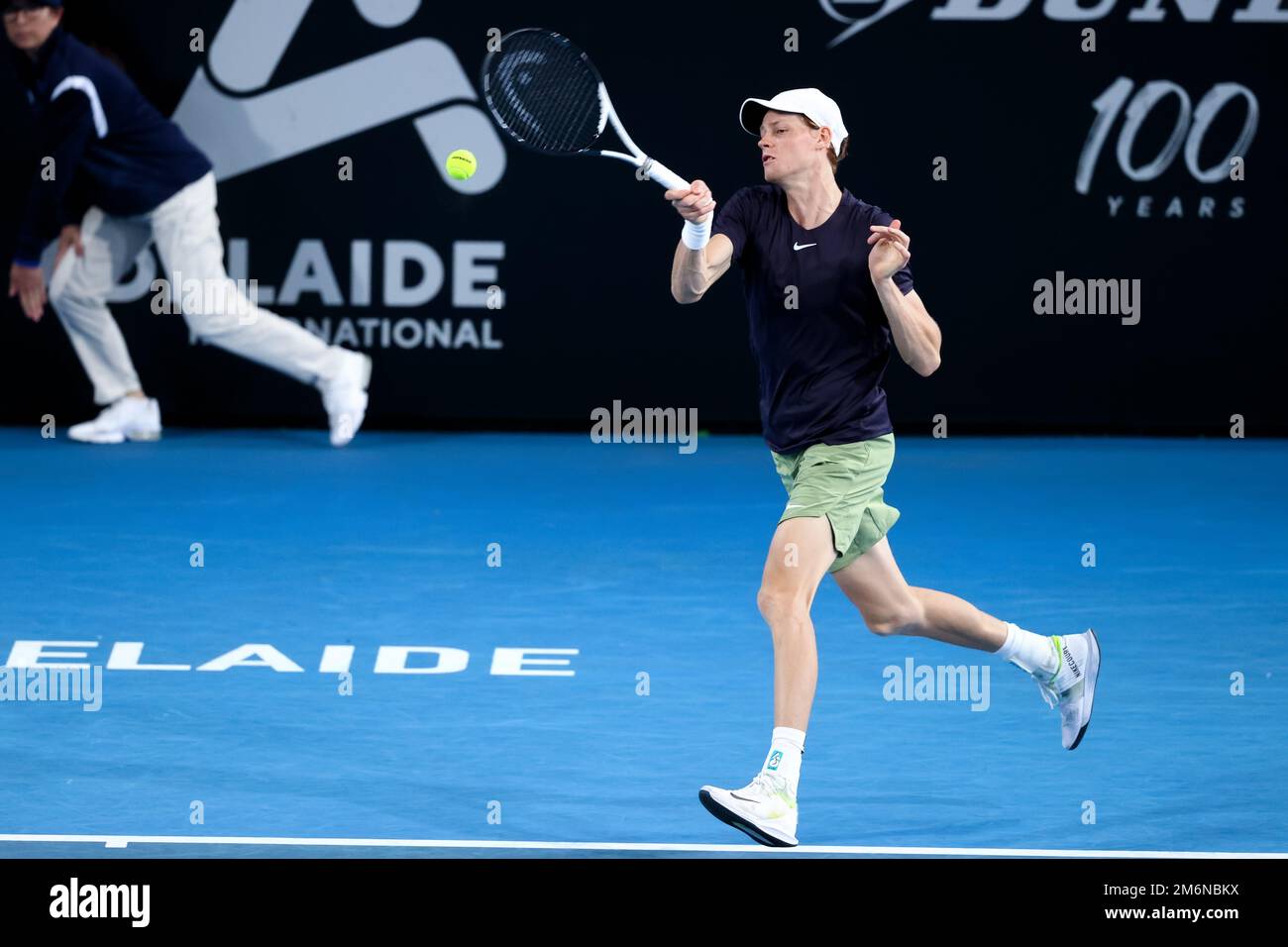 Adélaïde, Australie, 5 janvier 2023. Jannik sinner, d'Italie, joue un rôle de premier plan lors du match international de tennis d'Adélaïde entre Jannik sinner, d'Italie, et Thanasi Kokkinakis, d'Australie, à Memorial Drive sur 05 janvier 2023, à Adélaïde, en Australie. Crédit : Peter Mundy/Speed Media/Alay Live News Banque D'Images