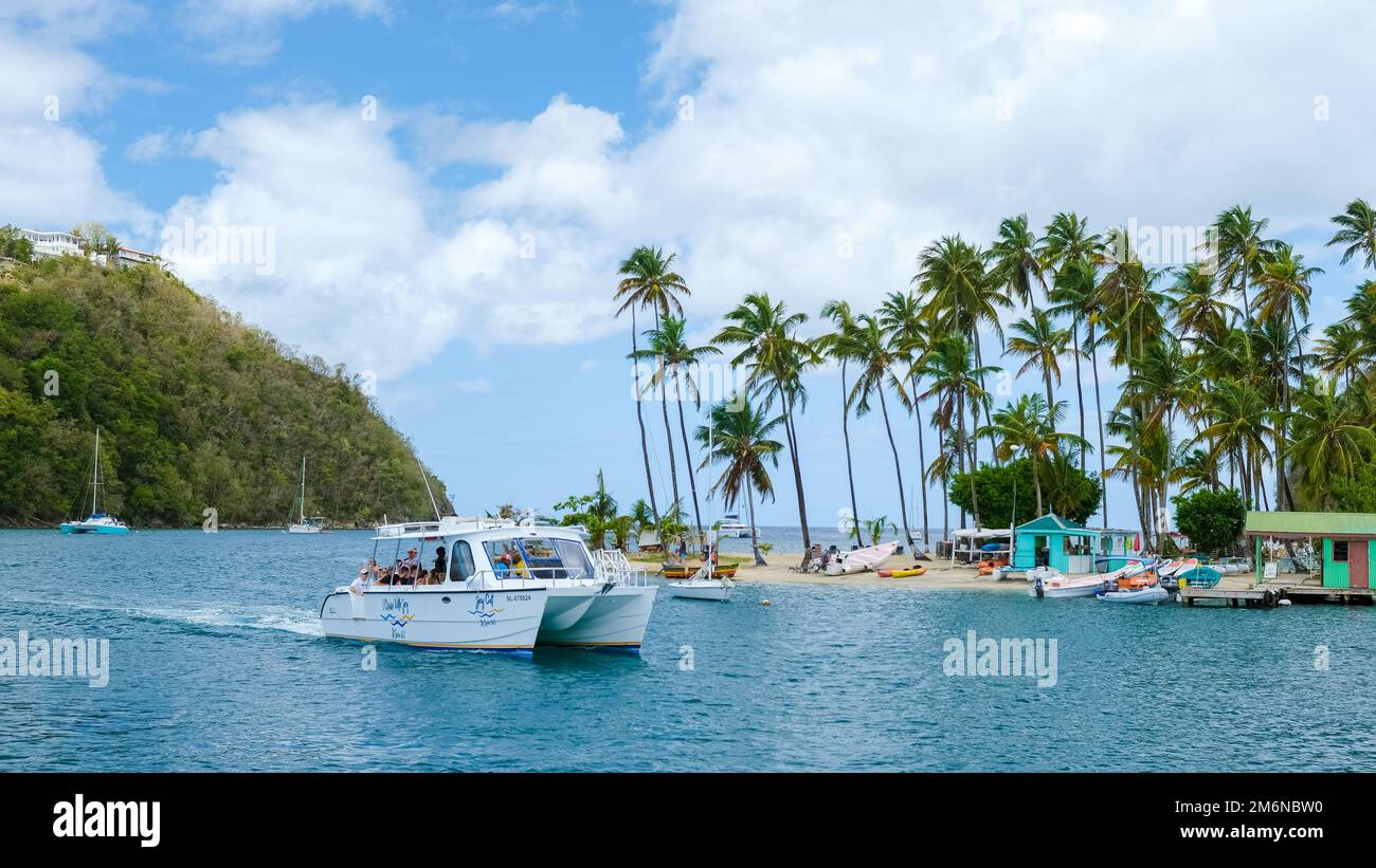 Baie de Marigot Sainte-Lucie, port de plage tropical de Sainte-Lucie avec bateaux à voile Banque D'Images