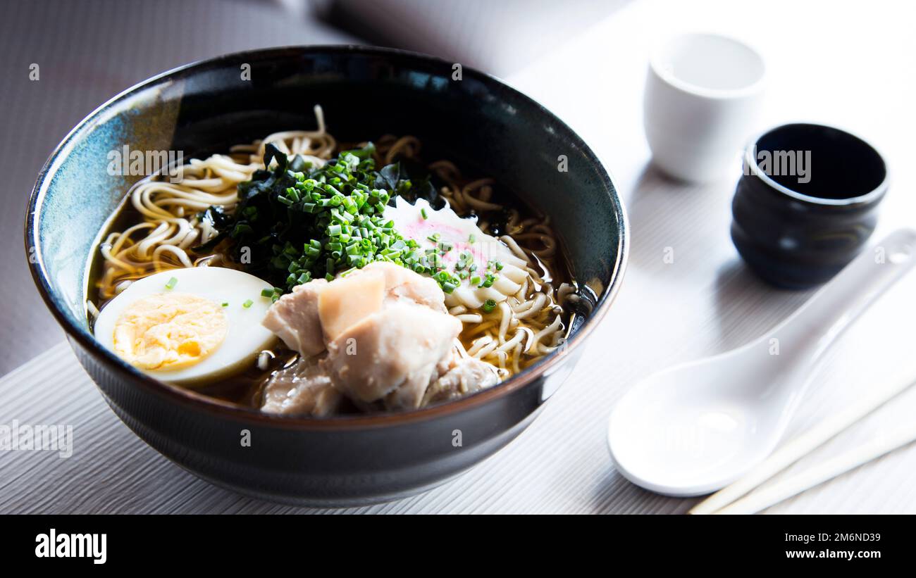 Soupe de nouilles ramen traditionnelle japonaise, à base de nouilles  marinées, de viande, de légumes et d'œufs