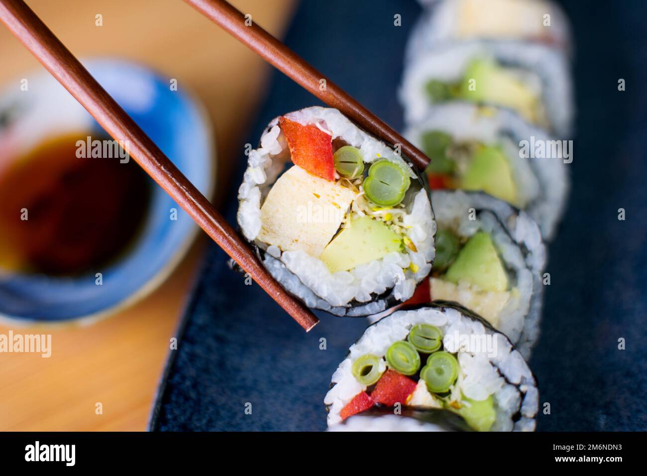 Rouleau de sushi vegan Maki avec légumes . Cuisine japonaise végétarienne. Banque D'Images