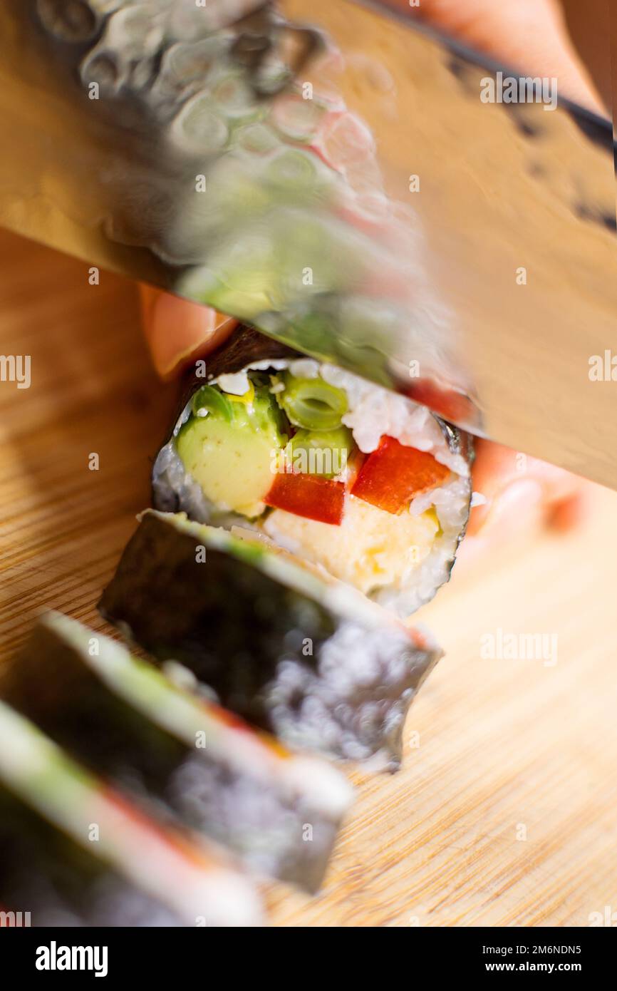 Rouleau de sushi vegan Maki avec légumes . Cuisine japonaise végétarienne. Banque D'Images