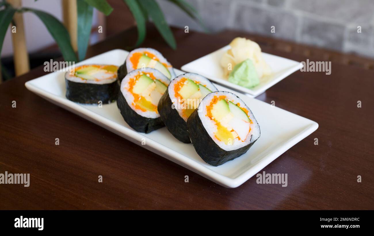 Rouleau de sushi vegan Maki avec légumes . Cuisine japonaise végétarienne. Banque D'Images