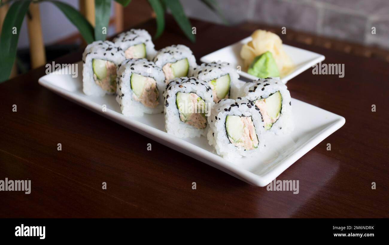 Sushi végétalien uramaki avec légumes . Cuisine japonaise végétarienne. Banque D'Images