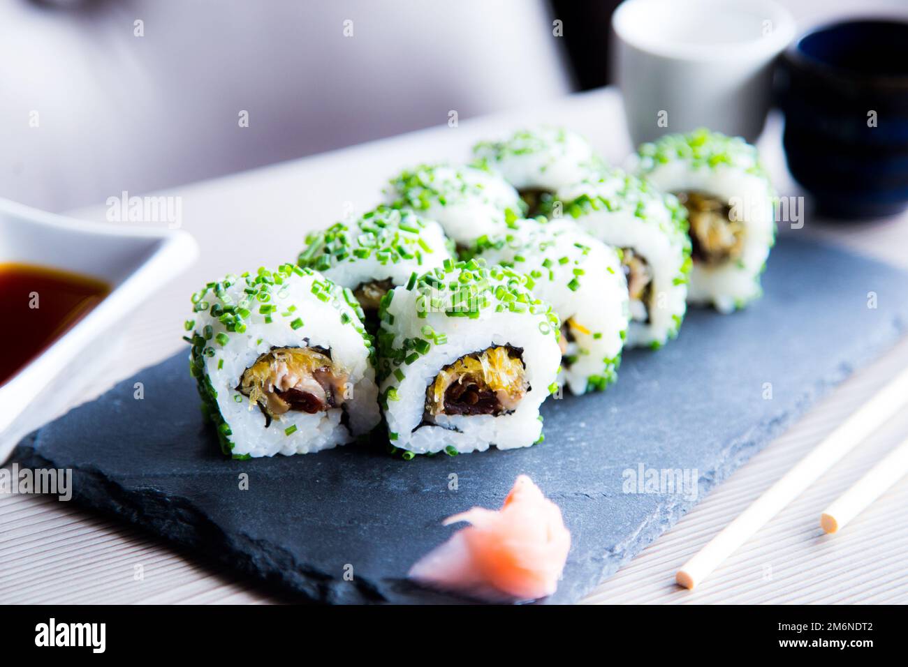 Sushi végétalien uramaki avec légumes . Cuisine japonaise végétarienne. Banque D'Images