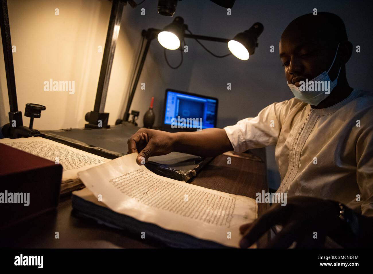 Nicolas Remene / le Pictorium - Mali Magic: Manuscrits pour la paix - 11/3/2022 - Mali / Bamako District / Bamako - un employé de l'ONG SAVAMA- Banque D'Images