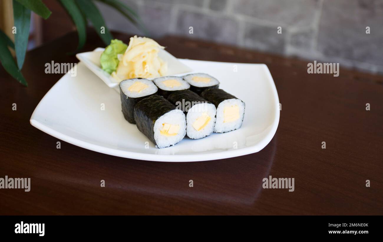 Sushi vegan Maki avec légumes . Cuisine japonaise végétarienne. Banque D'Images