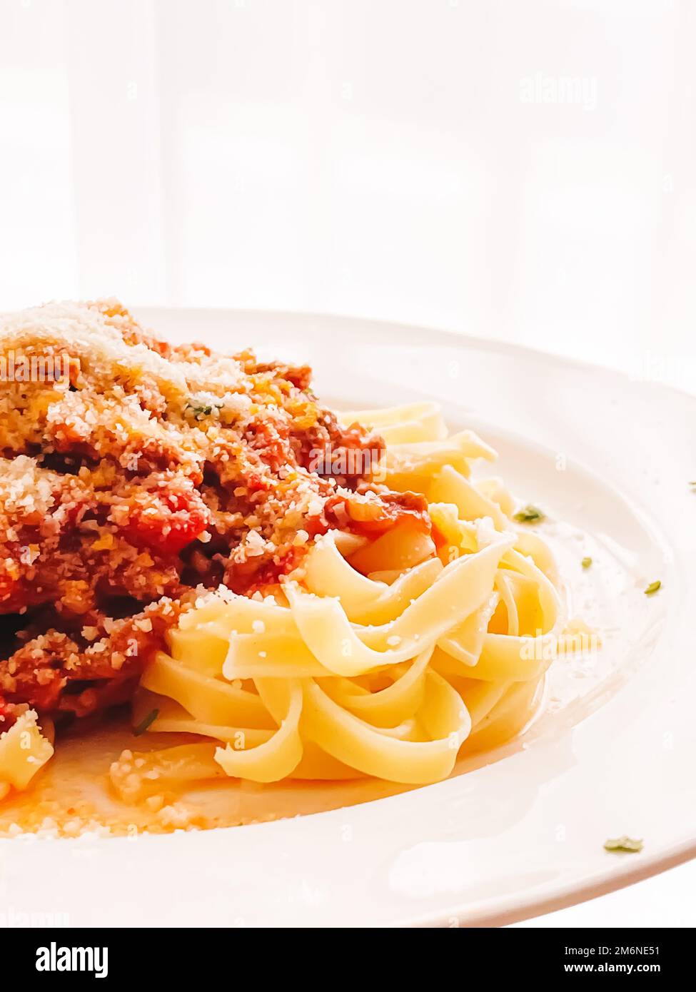 Pâtes avec sauce bolognaise et parmesan, plats faits maison et recette