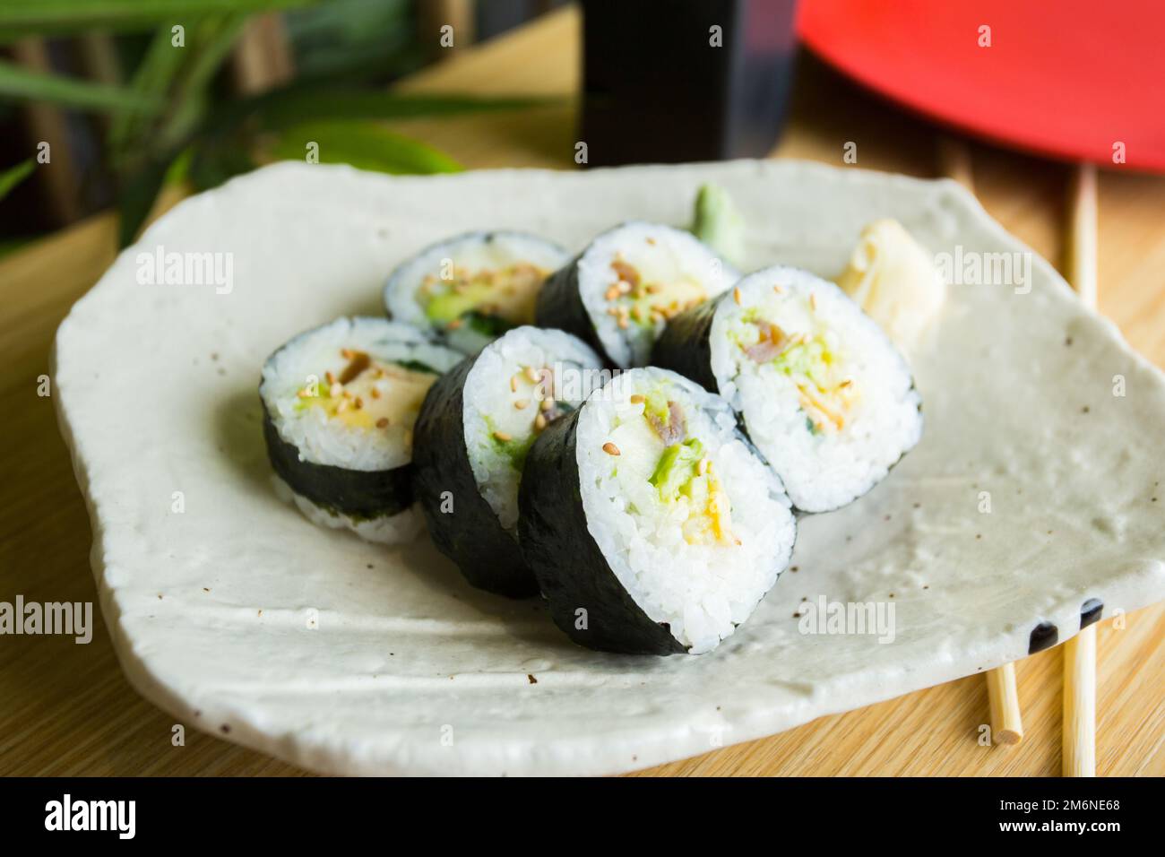 Sushi vegan Maki avec légumes . Cuisine japonaise végétarienne. Banque D'Images
