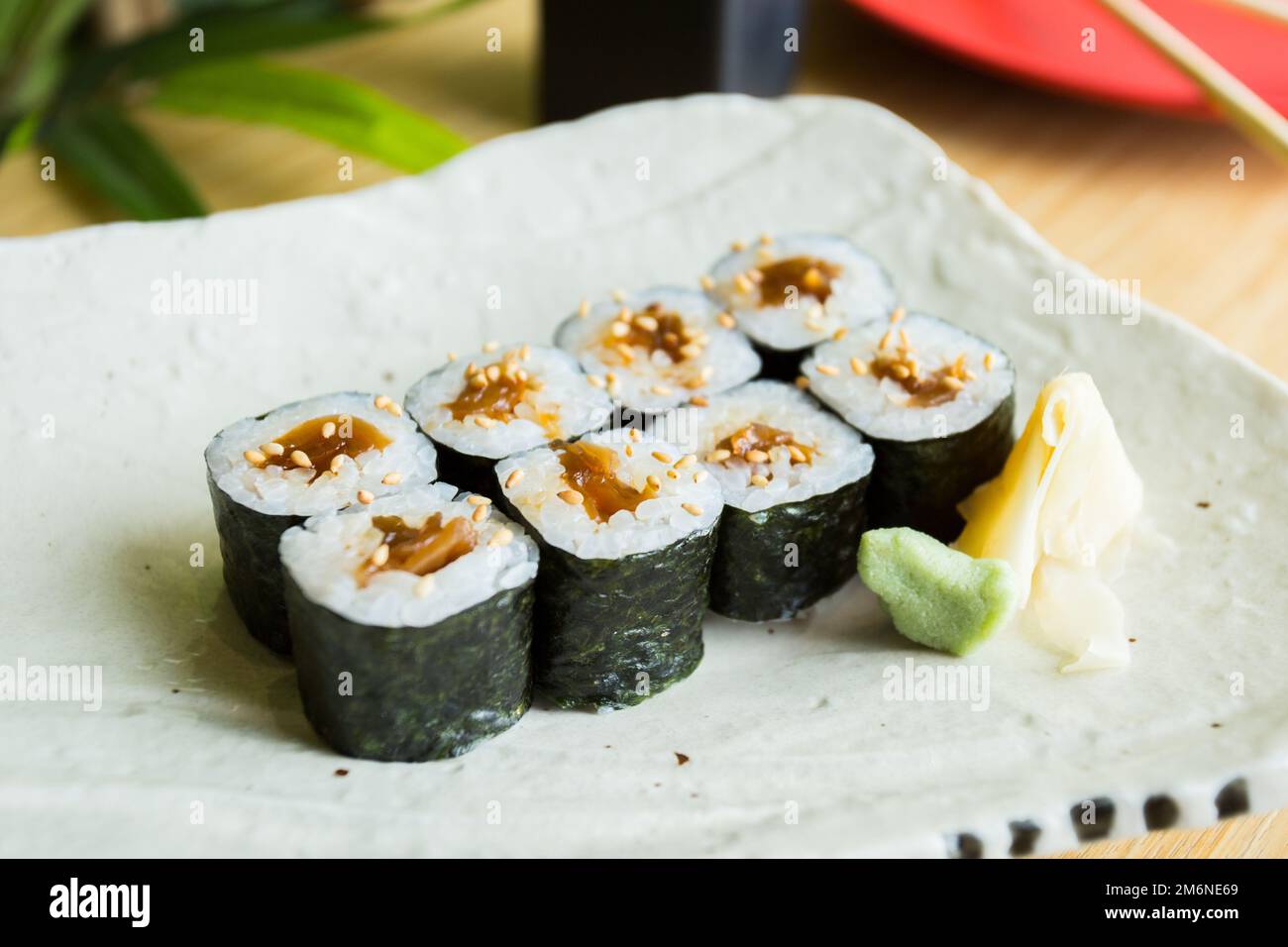 Sushi vegan Maki avec légumes . Cuisine japonaise végétarienne. Banque D'Images