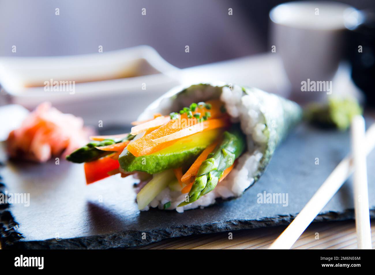 Sushi végétalien Temaki avec légumes . Cuisine japonaise végétarienne. Banque D'Images