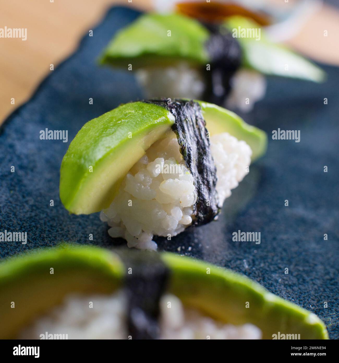Sushi vegan Nigiri avec avocat vert. Cuisine japonaise végétarienne. Banque D'Images