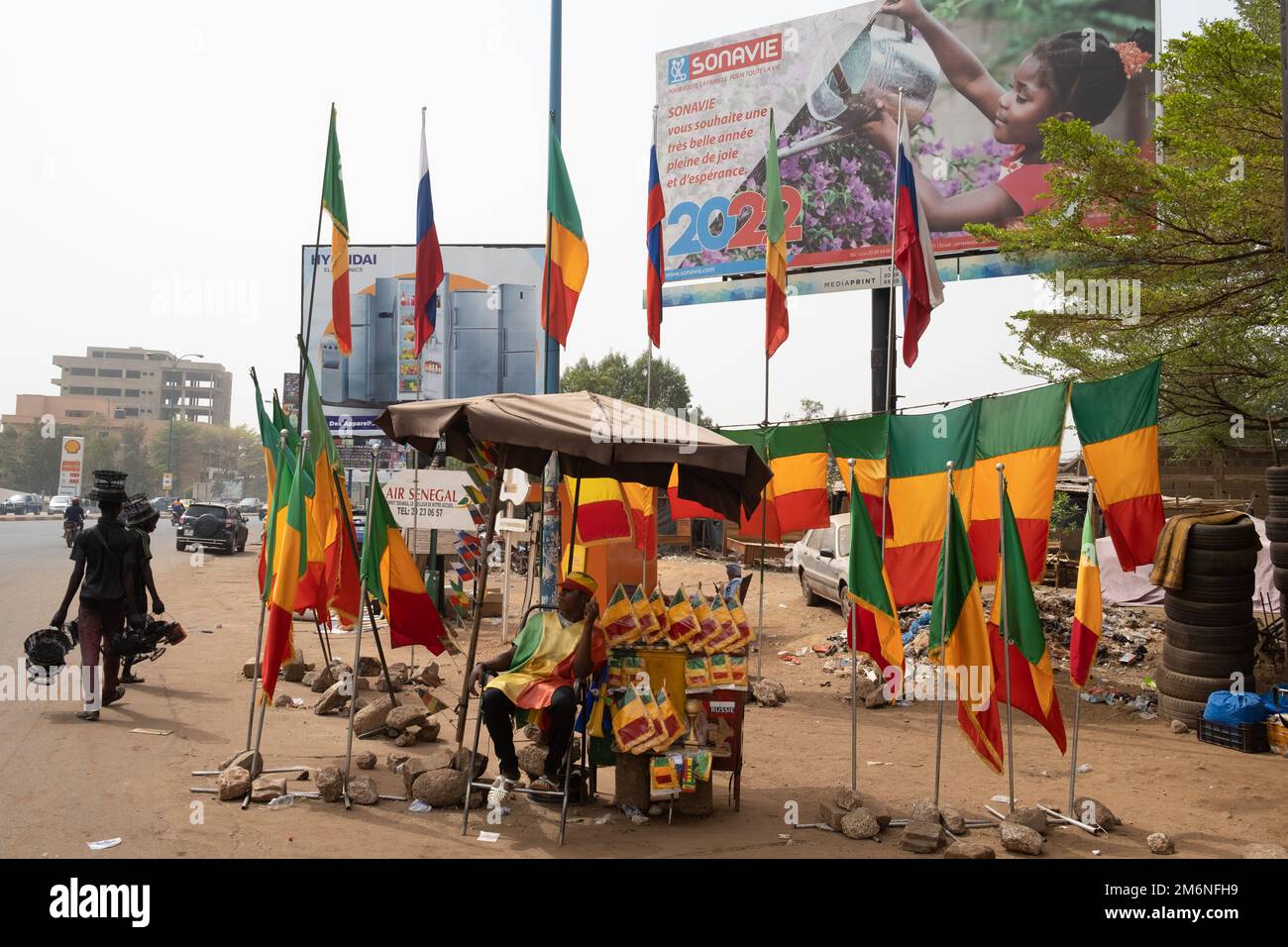 Nicolas Remene / le Pictorium - Mali: Le sentiment anti-français - 15/3/2022 - Mali / District de Bamako / Bamako - Un vendeur de drapeau malien au Kouame Banque D'Images