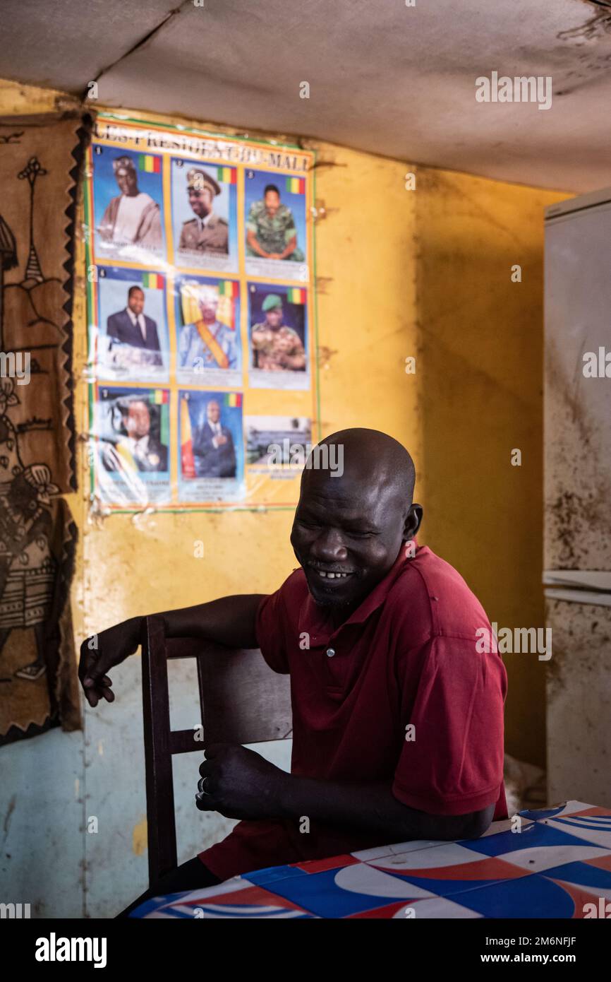 Nicolas Remene / le Pictorium - Mali: Le sentiment anti-français - 12/3/2022 - Mali / District de Bamako / Bamako - Malick Dara, 62 ans, dans son Banque D'Images