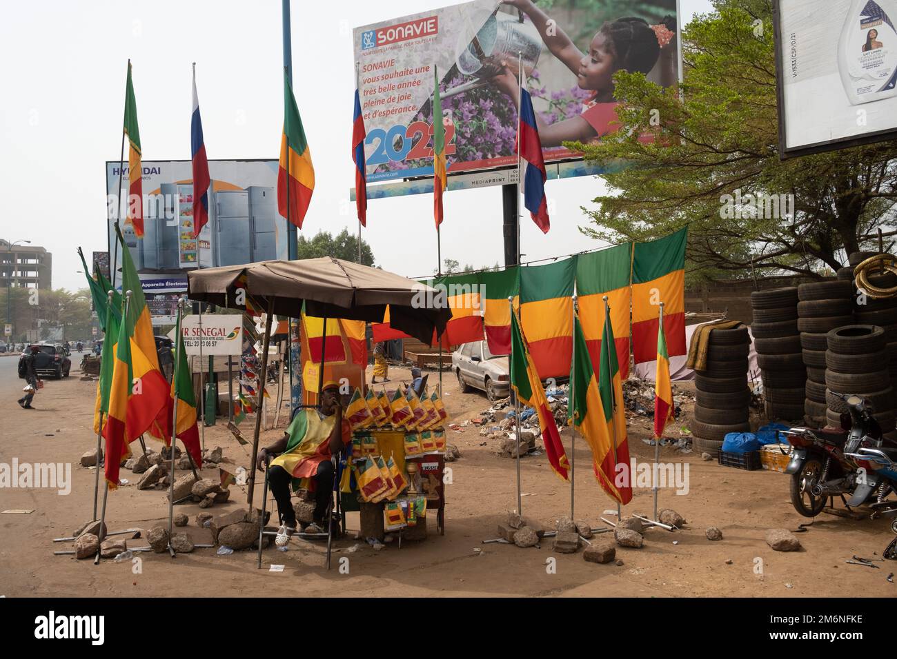 Nicolas Remene / le Pictorium - Mali: Le sentiment anti-français - 15/3/2022 - Mali / District de Bamako / Bamako - Un vendeur de drapeau malien au Kouame Banque D'Images