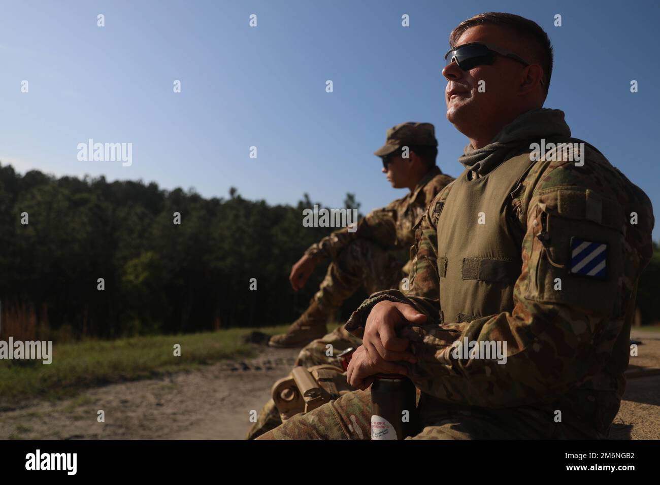 Le Sgt Colby J. Kuberski, un militaire de char M1A2 Abrams affecté au 'Bataillon Panther', 2nd Bataillon, 69th Régiment blindé, 2nd Brigade blindée, 3rd Division d'infanterie, attend pour commencer les opérations de prospective pendant la coupe Sullivan à fort Benning, Géorgie, 3 mai 2022. Les équipages seront confrontés à une variété d'événements physiques et de tests mentaux pour inclure des pousses de stress, des exercices d'incendie en direct et de l'entraînement physique, tous visant à identifier les meilleurs équipages et soldats que l'armure et la cavalerie ont à offrir. Banque D'Images
