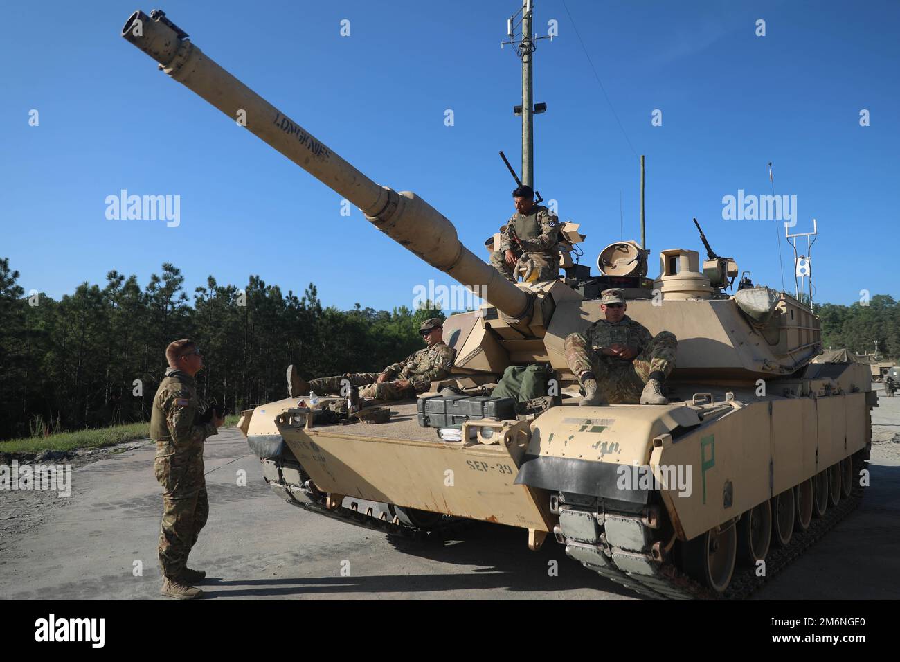 L'équipage de char M1A2 SEPv2 Abrams affecté au 'Bataillon Panther', 2nd Bataillon, 69th Armour Regiment, 2nd Armored Brigade combat Team, 3rd Infantry Division, attend de commencer des opérations de prospective pendant la coupe Sullivan à fort Benning, Géorgie, 3 mai 2022. La coupe Sullivan met en évidence et valide la formation nécessaire pour utiliser les dernières avancées de la modernisation de l'armure à l'appui des équipes de combat de brigade blindée et des formations de cavalerie. Banque D'Images