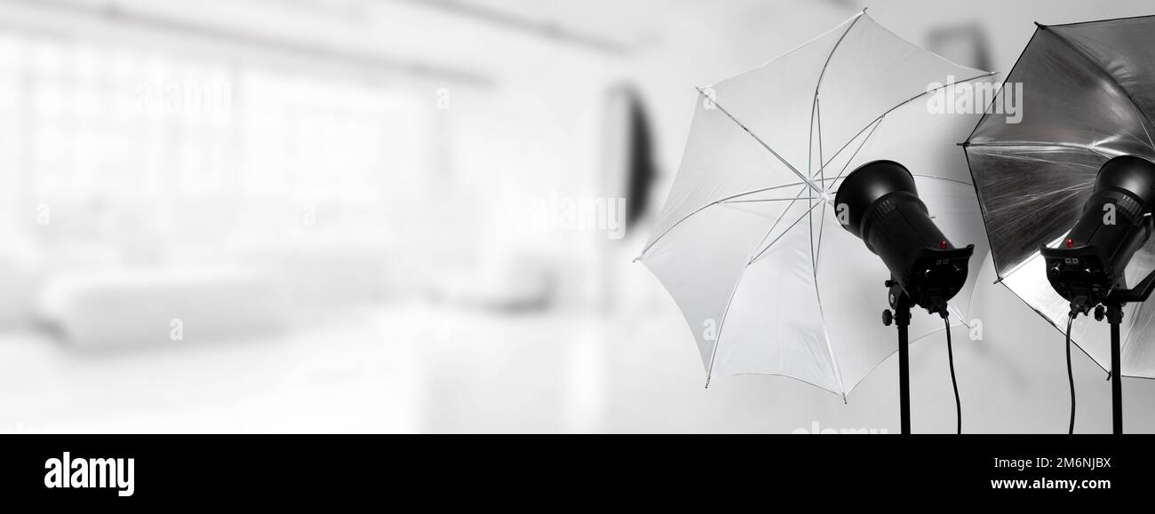 intérieur d'un studio photo professionnel moderne avec équipement d'éclairage. bannière avec espace de copie Banque D'Images