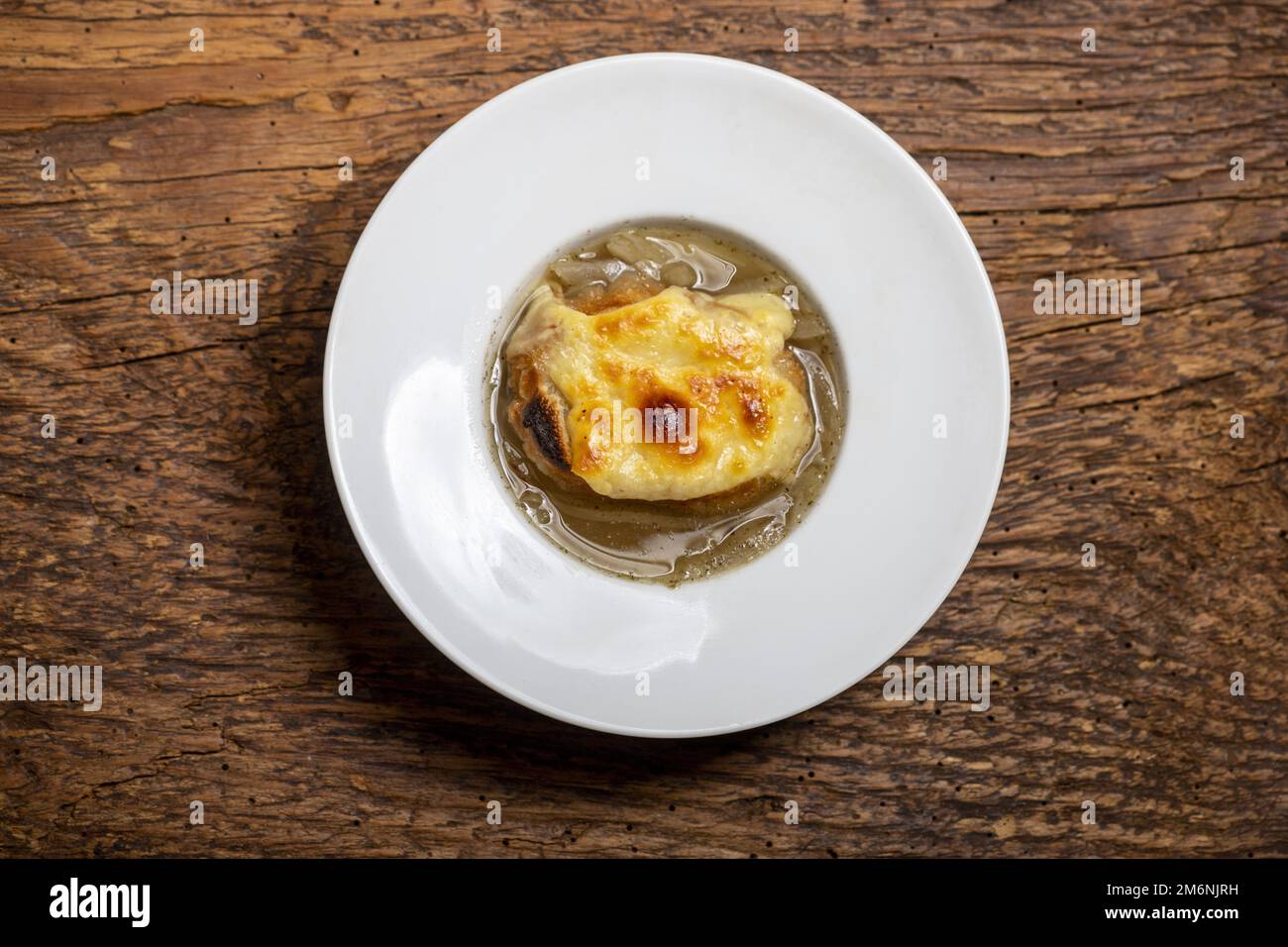 Soupe française à l'oignon sur bois Banque D'Images