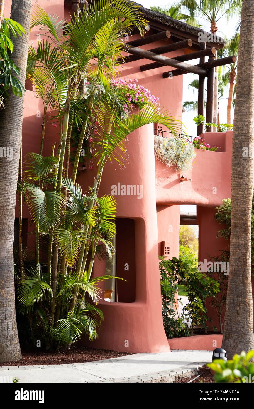 ABAMA, TENERIFE - 01 JUIN 2022 : bâtiments roses du Ritz Carlton Tenerife Banque D'Images