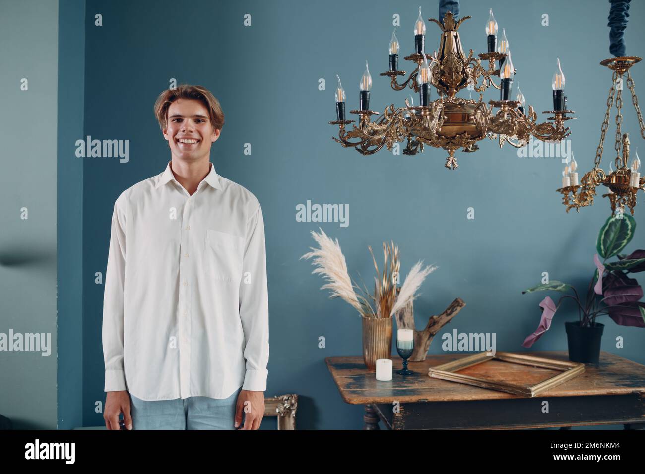 Portrait jeune homme debout portrait en studio. Banque D'Images