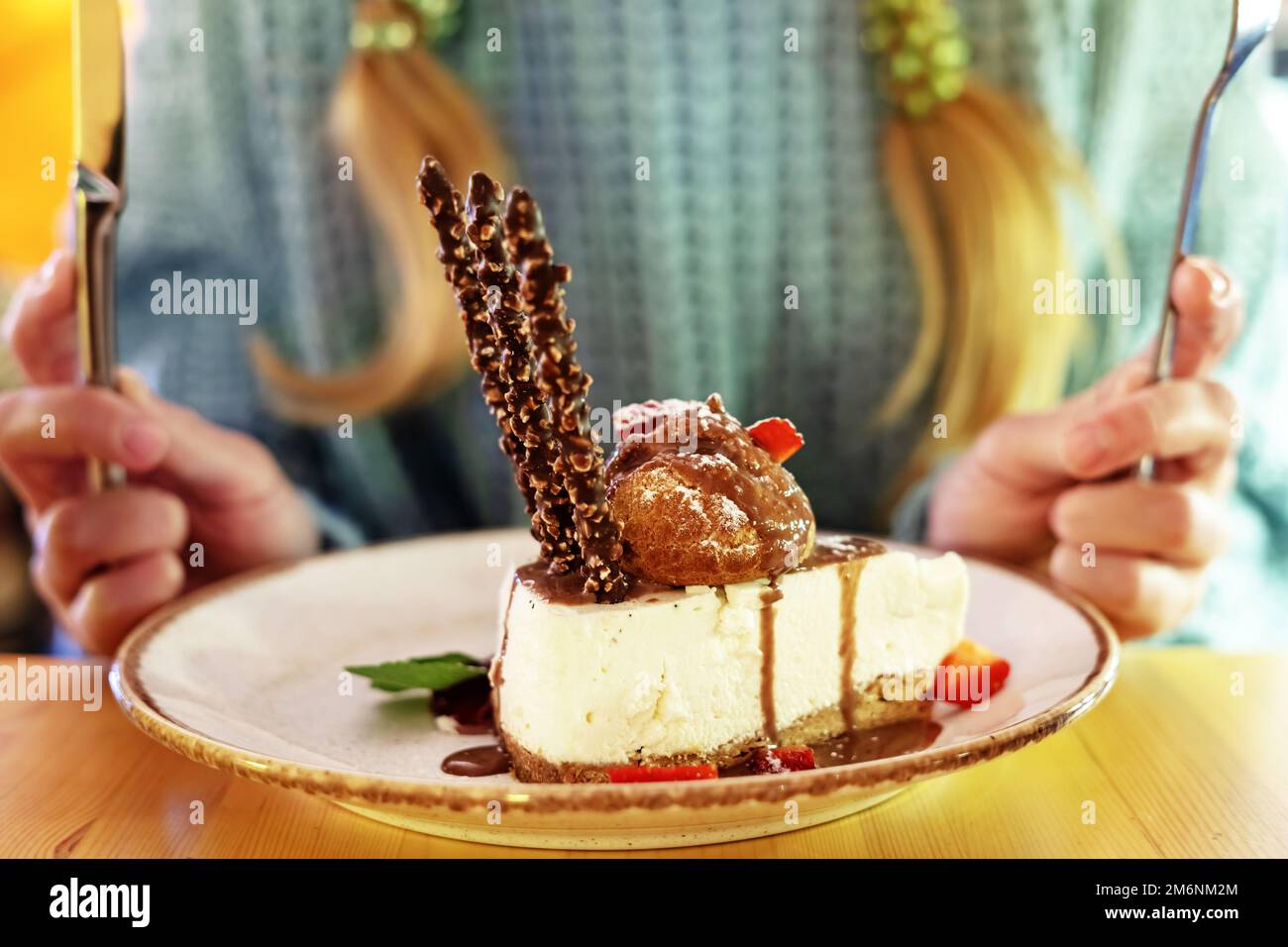 Cheesecake sur une assiette dans un café en gros plan. Cheesecake frais appétissant sur une assiette. Mise au point sélective Banque D'Images