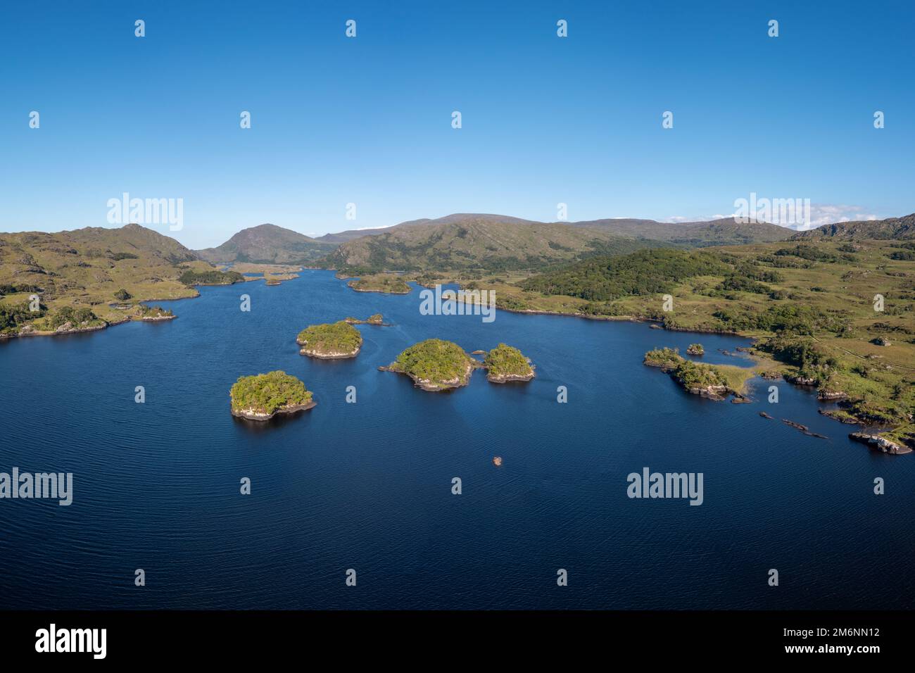 Vue aérienne sur le lac supérieur et les montagnes Purple dans le parc national de Killarney Banque D'Images