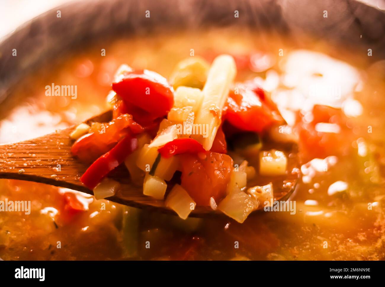 Faire cuire la soupe de légumes dans une casserole, les aliments de confort et les repas faits maison Banque D'Images