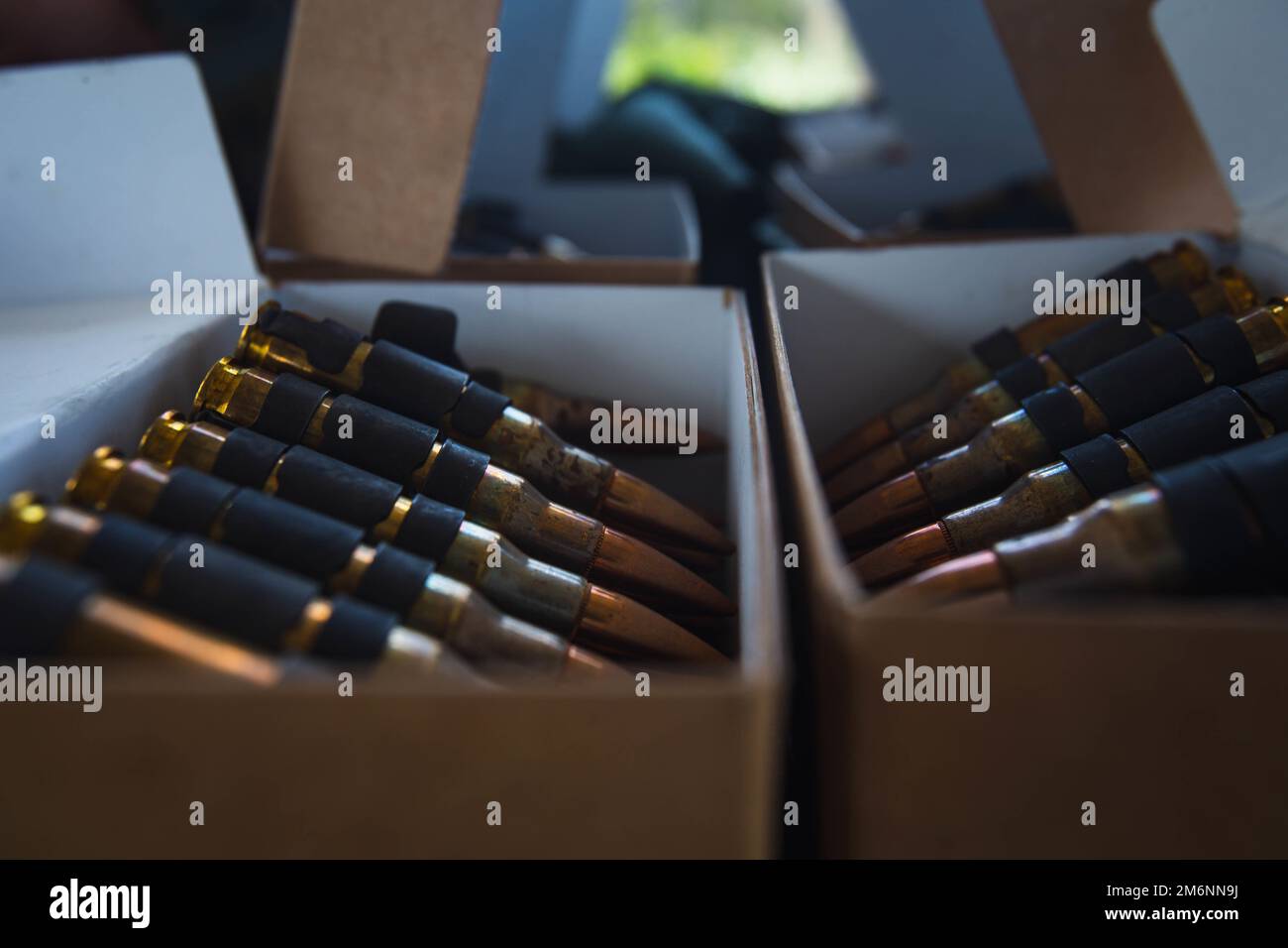 Les munitions sont préparées avant un tir de feu réel à Camp Hansen, Okinawa, Japon, 3 mai 2022. Le 7th Comm. Ne. Le FEX est conçu pour évaluer et préserver l'état de préparation au combat et la familiarisation avec les systèmes d'armes. III MIG joue le rôle d'avant-garde du MEF III, opérant dans l'environnement d'information de la région Indo-Pacifique, et soutient les opérations de la Force opérationnelle Marine Air au sol grâce à des capacités de communication, de renseignement et d'appui aux armes en liaison. Banque D'Images