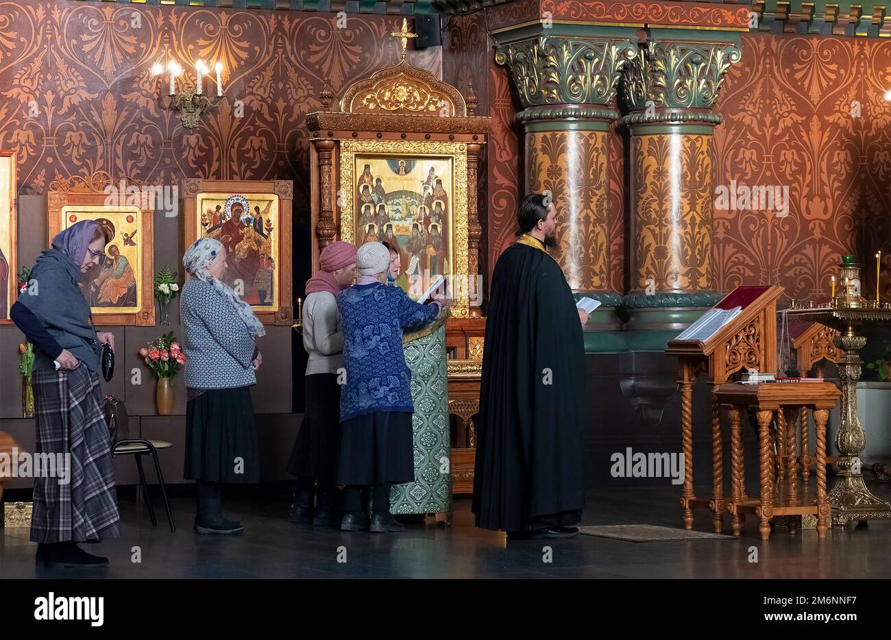 Prêtre orthodoxe tenant la messe dans l'Église de la Dormition de la mère de Dieu, Saint-Pétersbourg, Russie Banque D'Images