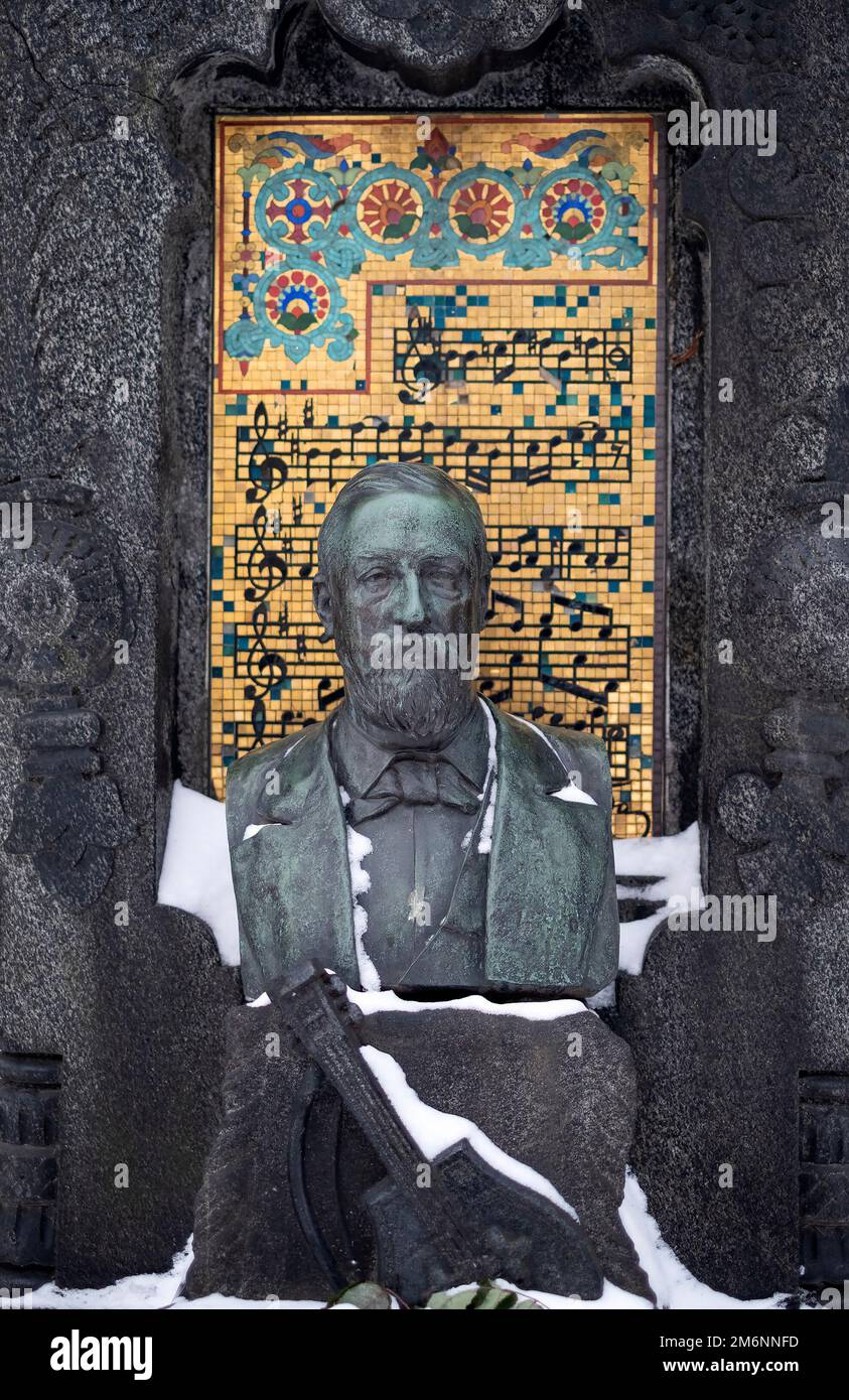 Tombe d'Alexandre Borodin décorée de notes musicales, cimetière de Tikhvin, Saint-Pétersbourg Banque D'Images