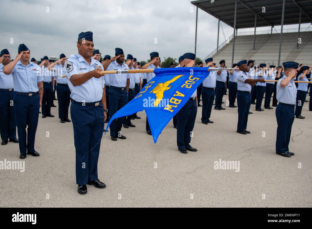 Le Groupe de soutien à l'installation de 502nd rend hommage lors de la cérémonie de passation de commandement de l'escadre de la base aérienne de 502nd, à 3 mai 2022, au Centre d'entraînement militaire de base de Pfingston, à la base conjointe de San Antonio-Lackland, au Texas. L'aile 502d de la base aérienne est l'hôte de la base commune de San Antonio, qui regroupe 11 sites géographiquement distincts, dont JBSA-fort Sam Houston, JBSA-Lackland, JBSA-Randolph et JBSA-Camp Bullis. Banque D'Images