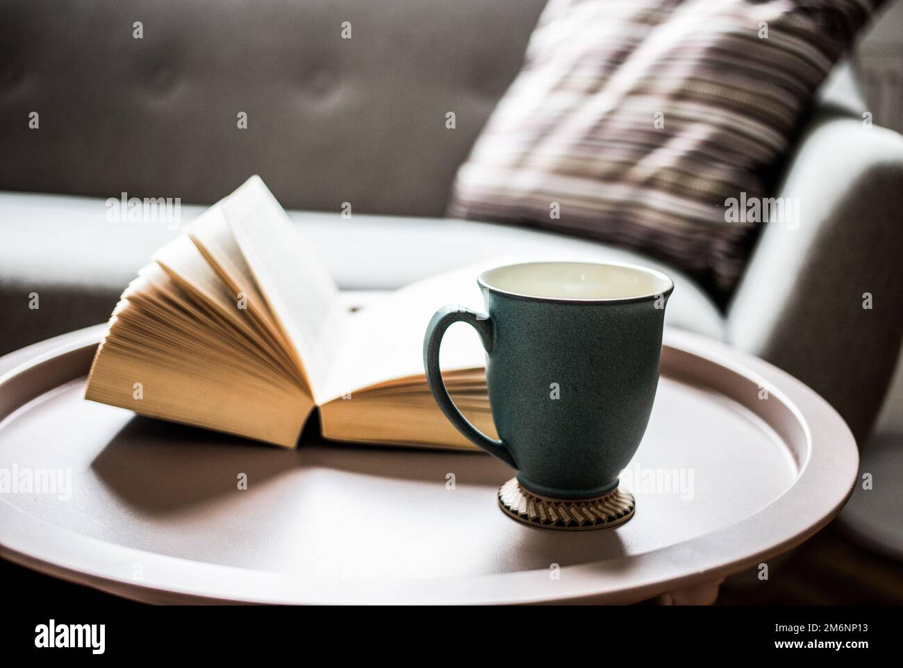 Livre ouvert sur une table de salon Banque D'Images