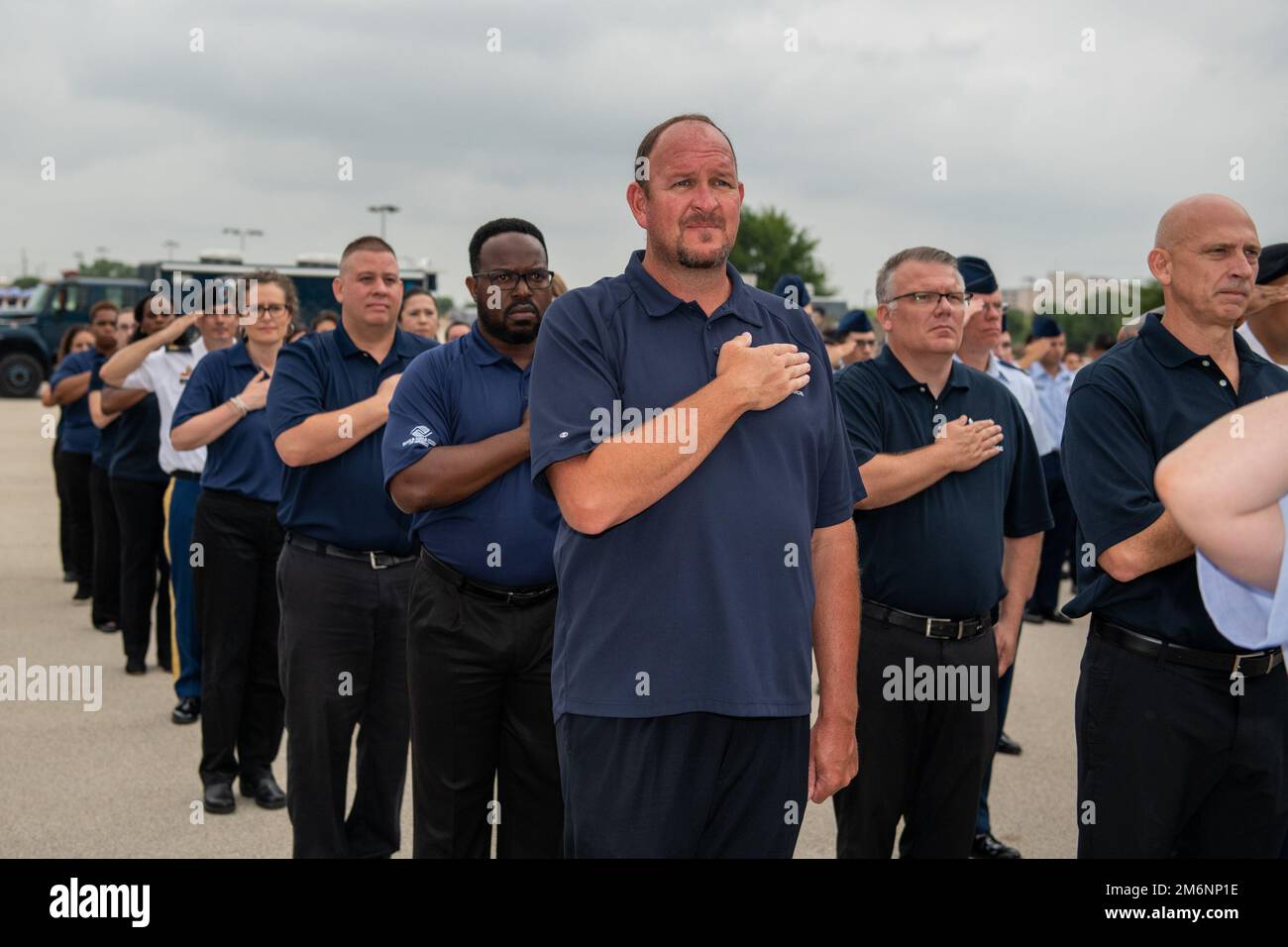 502nd le Groupe de soutien de la Force place ses mains sur leur cœur pendant l'hymne national à la cérémonie de changement de commandement de l'Escadre de la base aérienne de 502nd, 3 mai 2022, Centre d'entraînement militaire de base Pfingston, base conjointe San Antonio-Lackland, Texas. L'aile 502d de la base aérienne est l'hôte de la base commune de San Antonio, qui regroupe 11 sites géographiquement distincts, dont JBSA-fort Sam Houston, JBSA-Lackland, JBSA-Randolph et JBSA-Camp Bullis. Banque D'Images