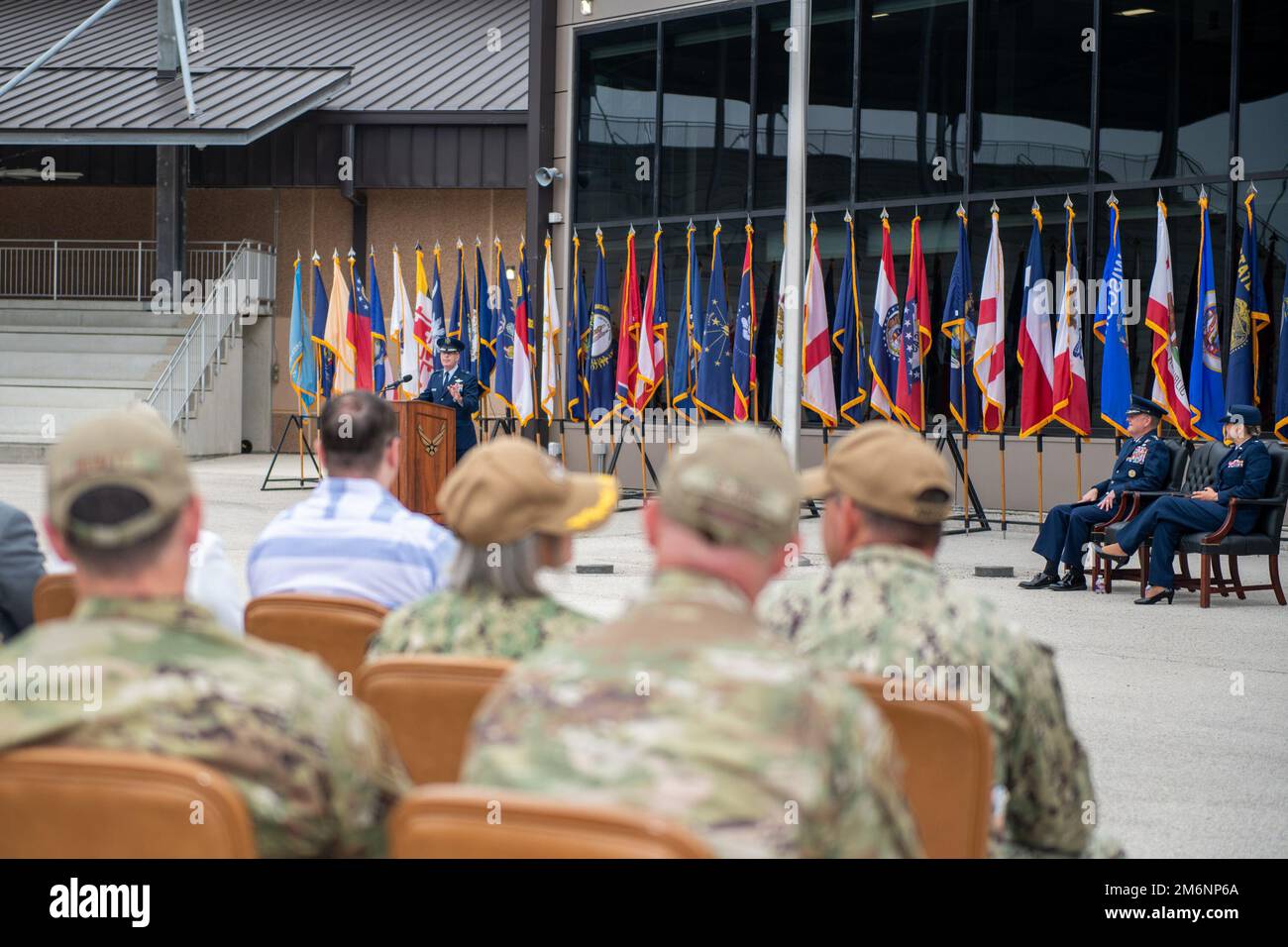 Des militaires et des civils assistent à la cérémonie de passation de commandement de l'escadre de la base aérienne de 502nd, à 3 mai 2022, au Centre d'entraînement militaire de base de Pfingston, à la base conjointe de San Antonio-Lackland, au Texas. L'aile 502d de la base aérienne est l'hôte de la base commune de San Antonio, qui regroupe 11 sites géographiquement distincts, dont JBSA-fort Sam Houston, JBSA-Lackland, JBSA-Randolph et JBSA-Camp Bullis. Banque D'Images