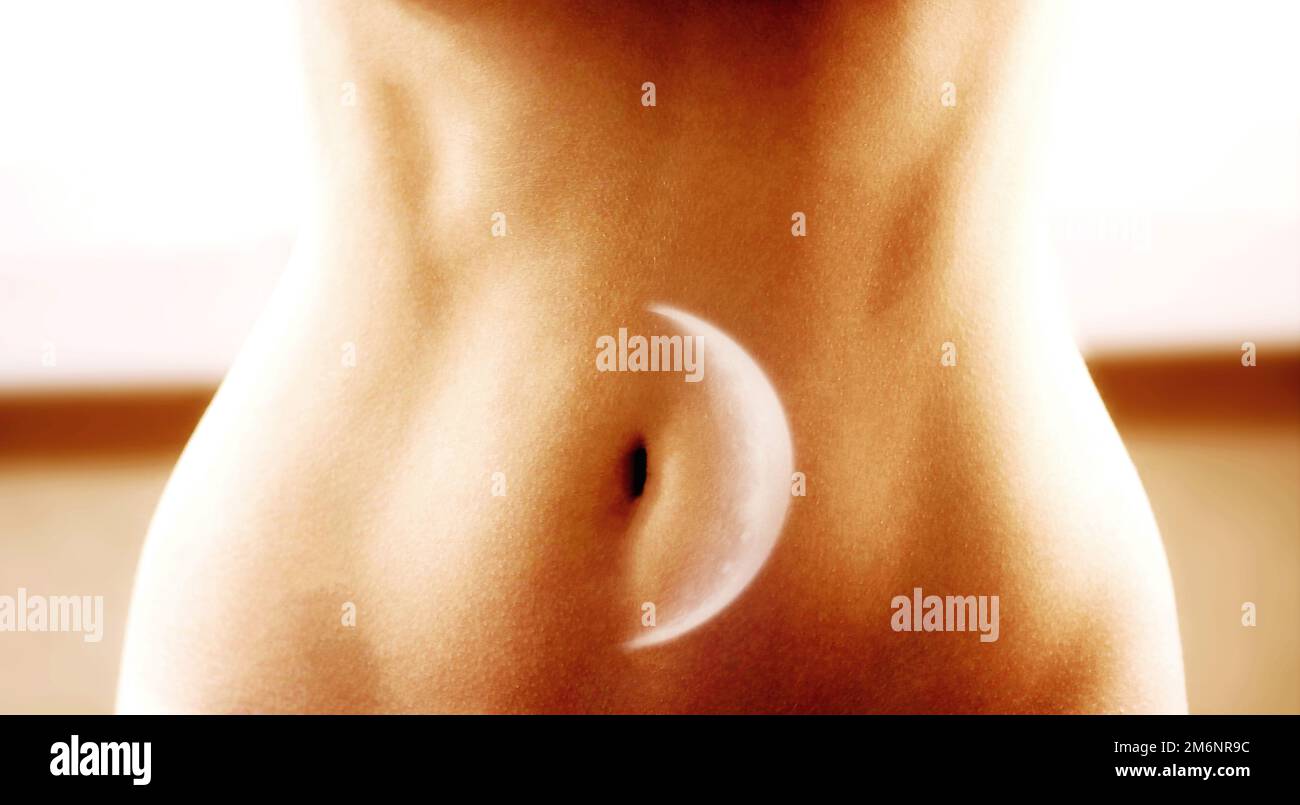 Femme estomac avec exposition multiple de lune. Concept de menstruation. Banque D'Images
