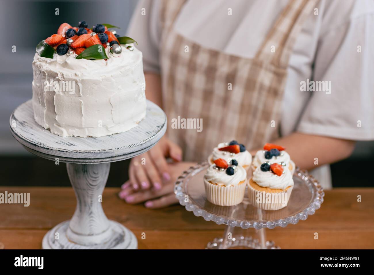 Gâteau au dessert sur la table de cuisine. Gâteaux petits gâteaux et dessert sucré. Banque D'Images