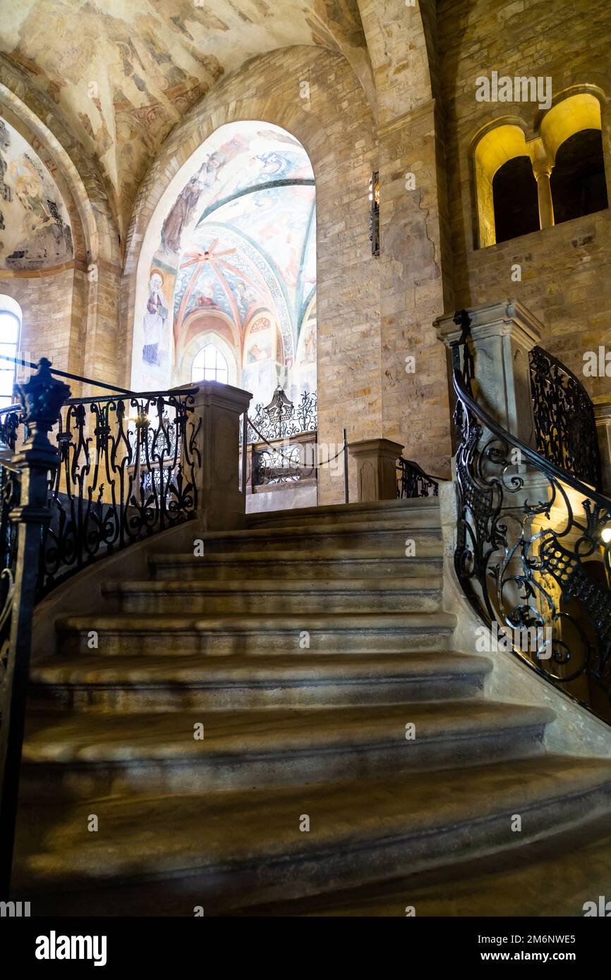 Photographie intérieure de l'escalier dans la chapelle, qui fait partie du complexe du château de Prague, avec plafonds peints et œuvres d'art en fer forgé, et œuvres d'art sur les murs Banque D'Images