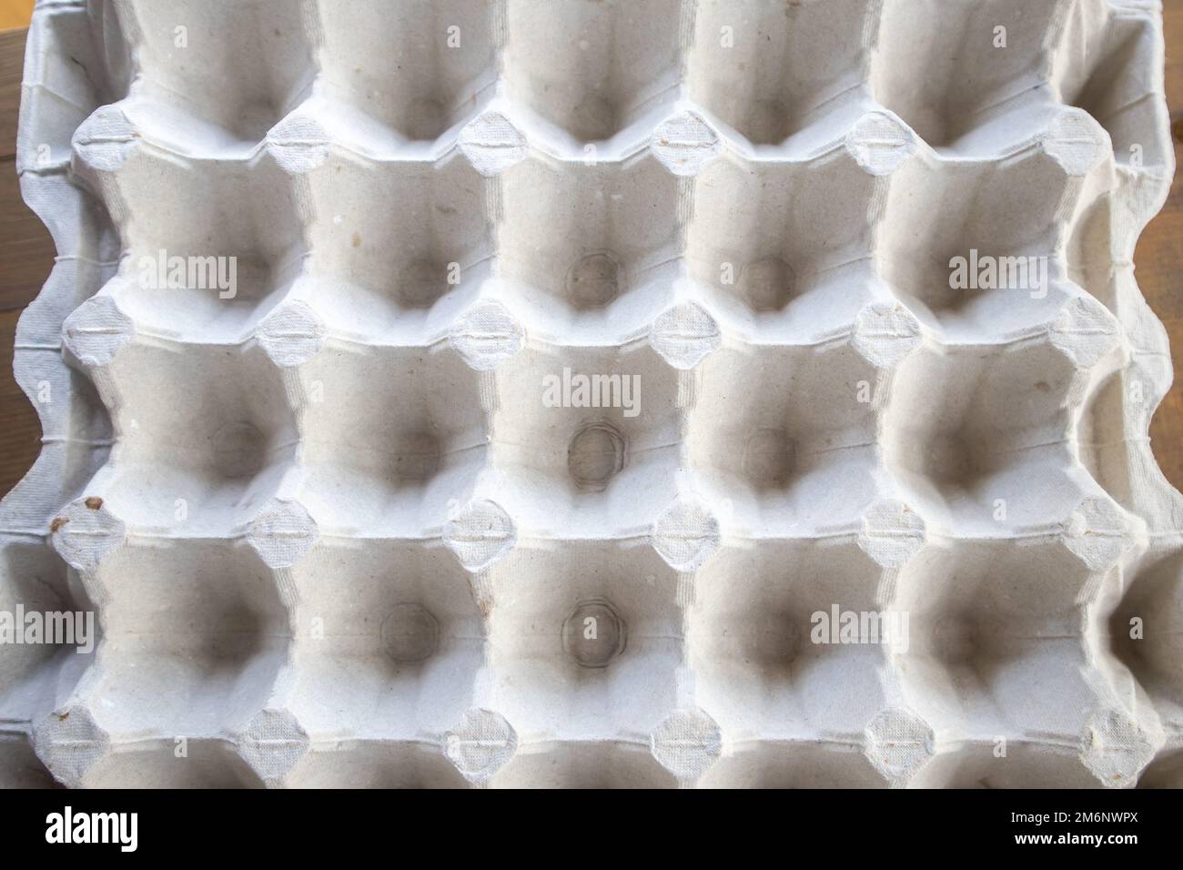 Vue de dessus d'un plateau à œufs en carton vide Texture d'arrière-plan d'un contenant en papier biodégradable avec une répétition Banque D'Images