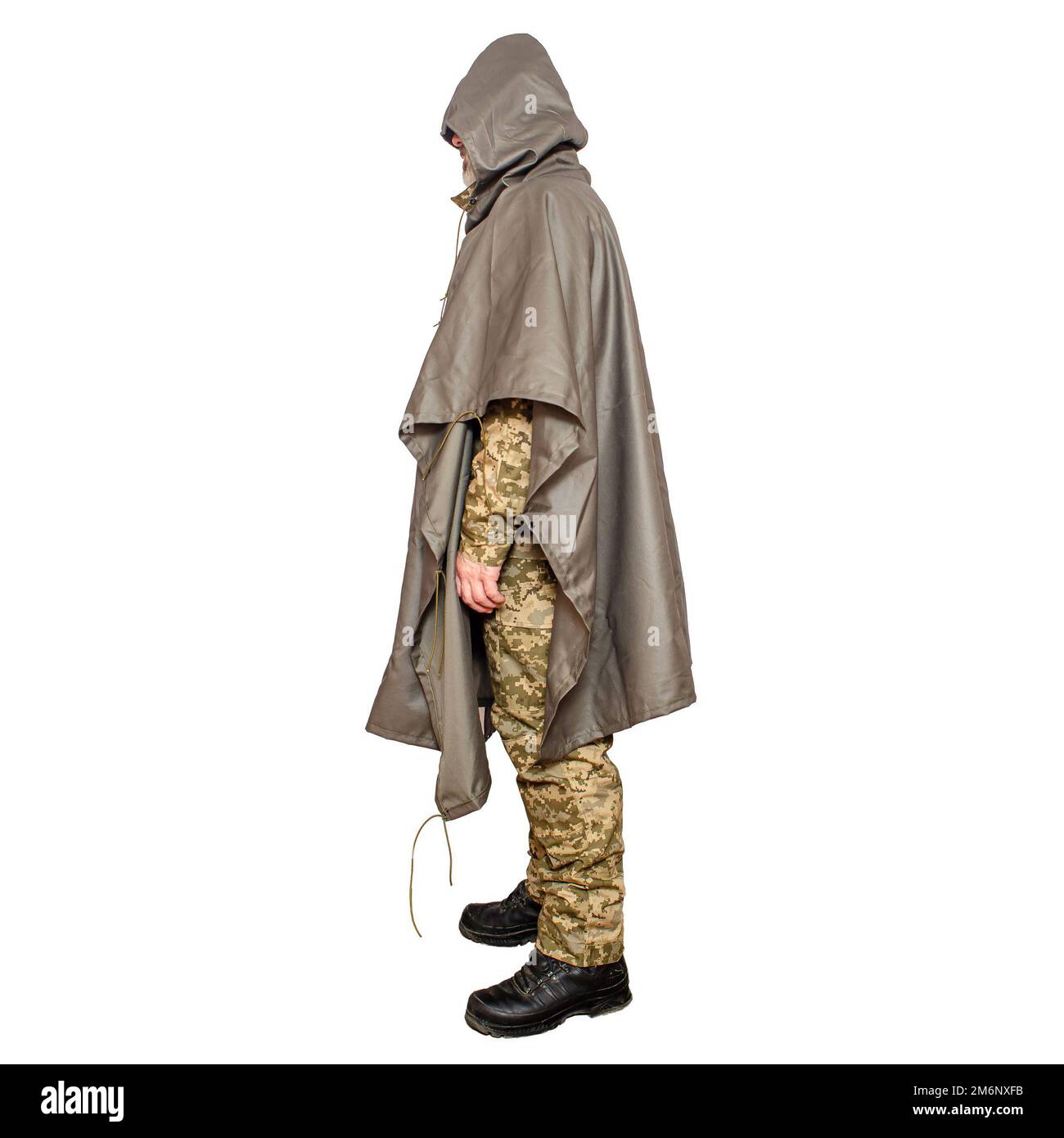 Militaire dans une tente-manteau sur fond blanc Banque D'Images