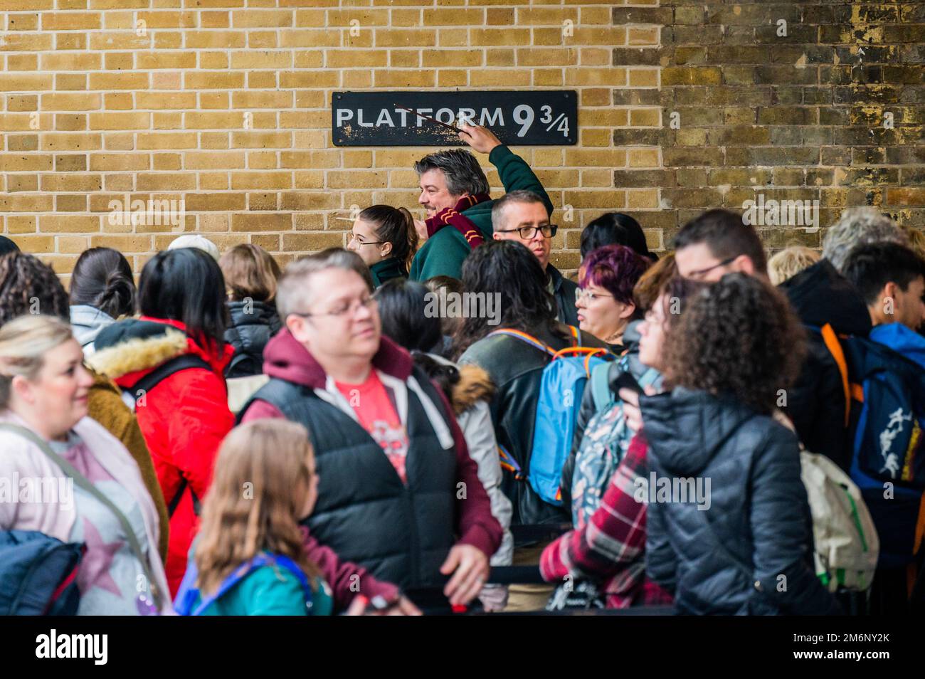 Londres, Royaume-Uni. 5th janvier 2023. Malgré la plate-forme de grève 9 3/4 continue à attirer une foule de jeunes et vieux magiciens Harry Potter - la dernière grève ferroviaire à Kings Cross dirigée par le syndicat ASLEF. Crédit : Guy Bell/Alay Live News Banque D'Images
