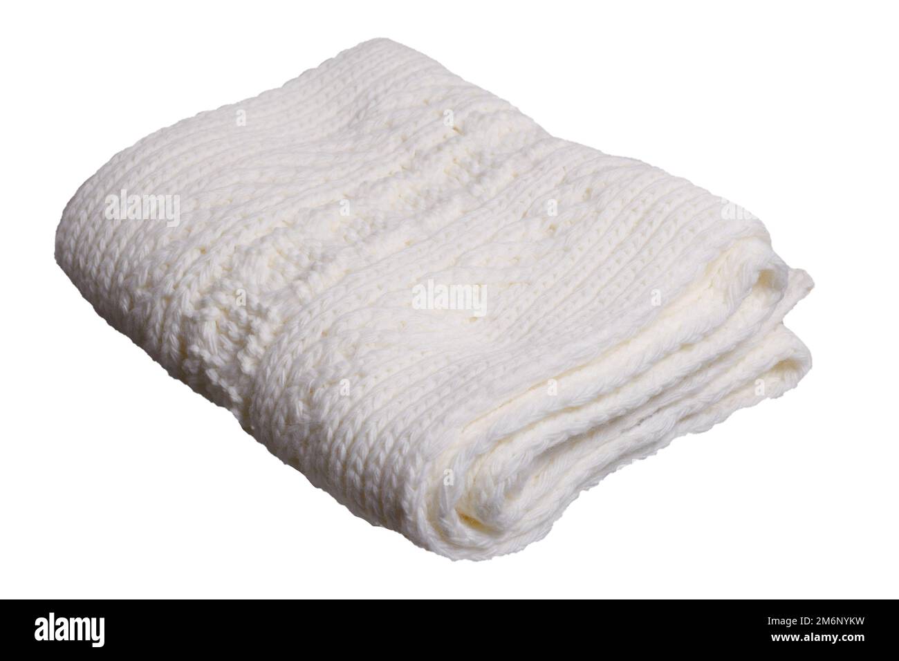 Écharpe en laine blanche pliée isolée sur fond blanc Banque D'Images