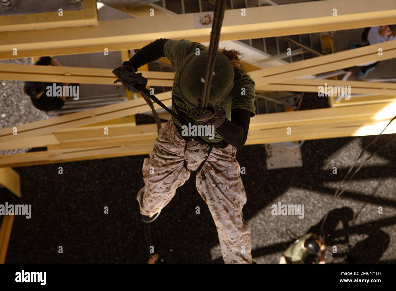 Un éducateur du District des Marines de 8th descend la tour du rappel lors d’un atelier des éducateurs au dépôt de recrutement des Marines, à San Diego, en 3 mai 2022. Les éducateurs ont eu l'occasion de repousser le long de la tour de rapel de 60 pieds. Banque D'Images